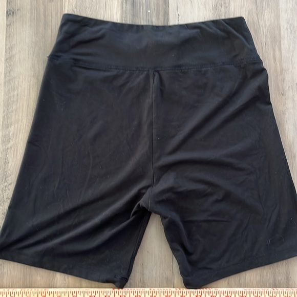 Women’s American Eagle Large Black Bike Shorts super soft in good condition - Picture 2 of 10